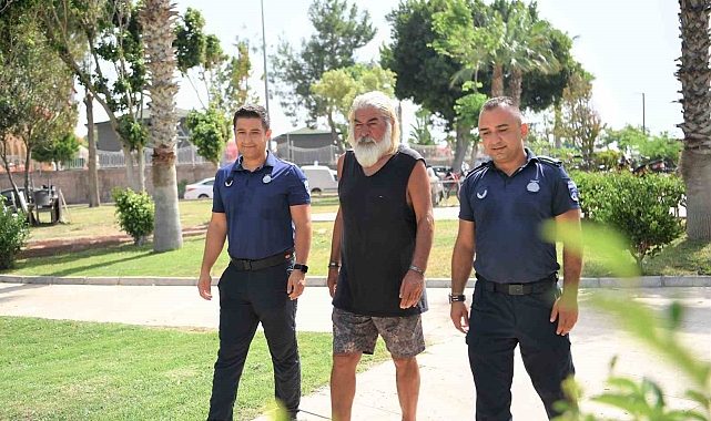 Konyaaltı Belediyesinden, sokakta yaşayan vatandaşlara tıraş sürprizi