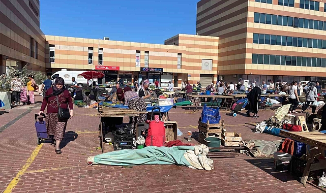 Lodos sebebiyle devrilen pazar şemsiyesi kadına çarptı