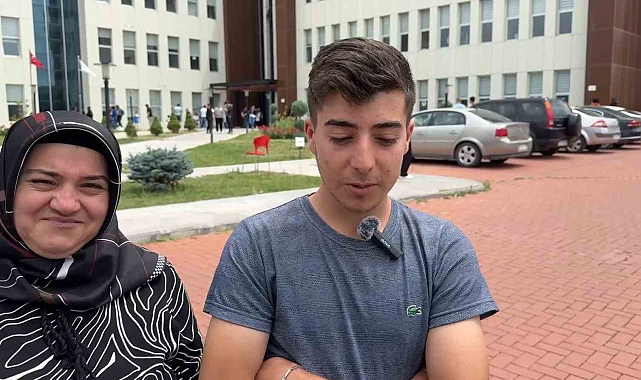 Oğluyla aynı okulda sınava girdi