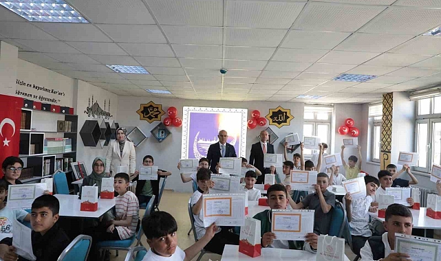 Öğrenciler karnelerini Vali Koç'tan aldı