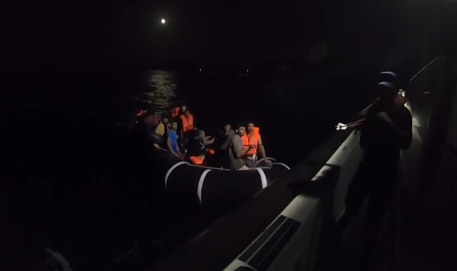 Ölüme terk edilen göçmenleri, sahil güvenlik ekipleri kurtardı
