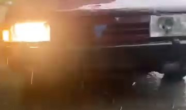 Otomobilin Ön Camına Yamaçtan Kopan Kaya Parçası Düştü