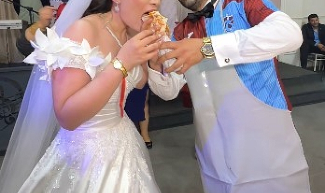 Renkli anların yaşandığı düğünde damat, geline tantuni yapıp yedirdi