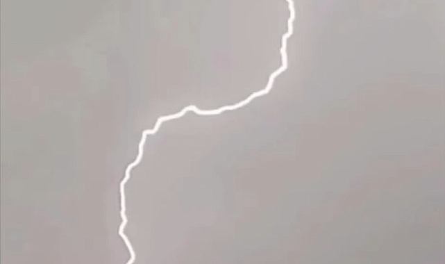 Sağanak yağmur sonrası dağa yıldırım düştü