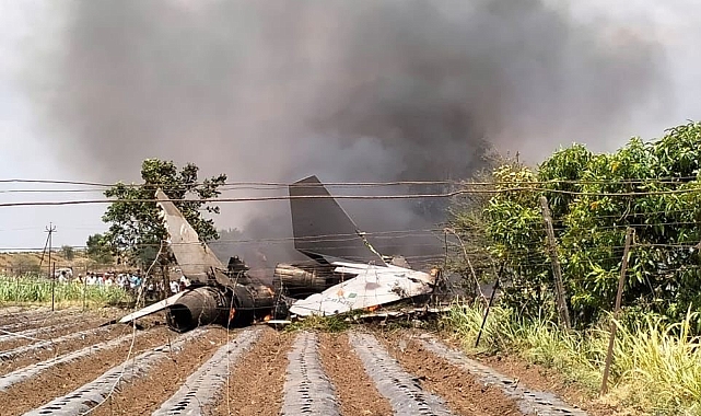 Savaş uçağı düştü. Pilotlar sağ kurtuldu