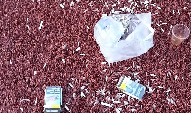 Seyirci, halı sahayı adeta çöplüğe çevirdi