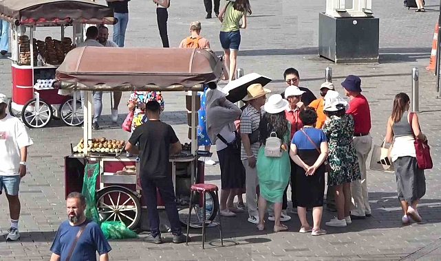 Sıcak havaya rağmen, taksim turist akınına uğradı