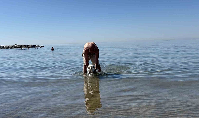 Sıcaklık 40 dereceyi buldu. vatandaş, Kendini Akdeniz'in serin sularına bıraktı