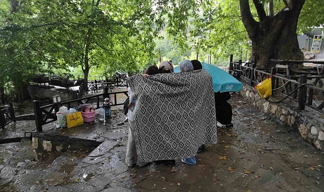 Sıcaktan kaçtılar, aniden bastıran yağmura yakalandılar