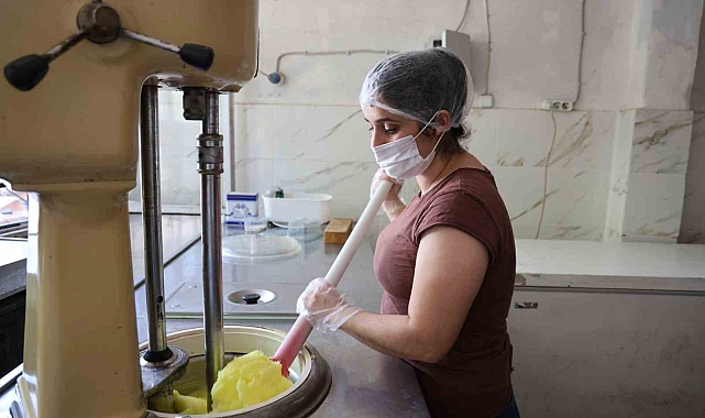 Sütsüz hazırlanan Limon dondurması bölgeye özgü lezzet ile coğrafi işaret bekliyor.