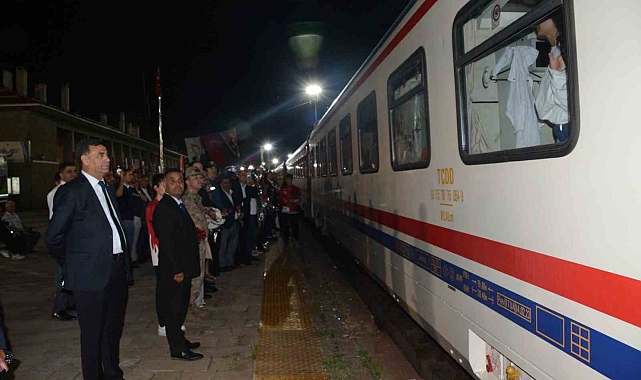 Tatvan'a uğurlanan "Turistik Tatvan Treni", Tatvan'da törenle karşılandı