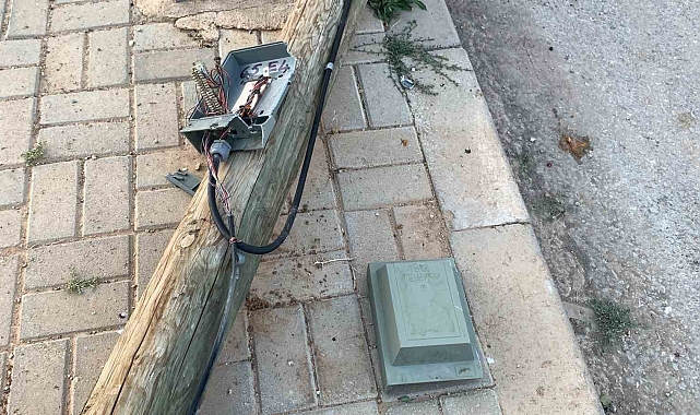 Telefon direği kaldırıma devrildi