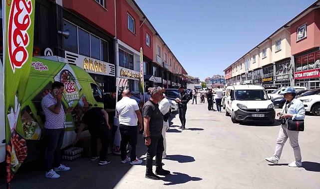 Ücretsiz Açık Oto Pazarı'nda bu hafta çiğ köfte ve ayran ikramı vardı
