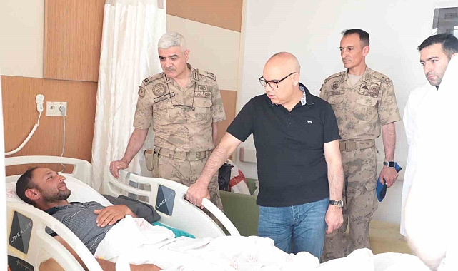 Vali Mustafa Koç, tedavi gören hastaları ziyaret etti