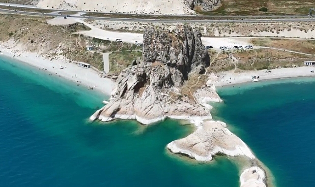 Van Gölü, bozulmayan doğası, kumsalı ve temiz suyuyla ziyaretçilerini ağırlıyor