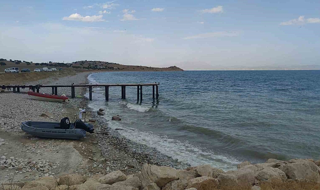 Van Gölü'nde kaybolan gencin arama çalışmalarına ara verildi