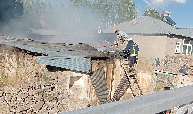 Van'ın Özalp ilçesinde iki kişiye ait ahırda yangın çıktı