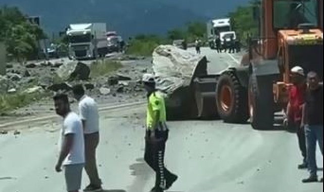 Yamaçtan kopan kayalar korkuttu. Karayolu ulaşıma kapandı