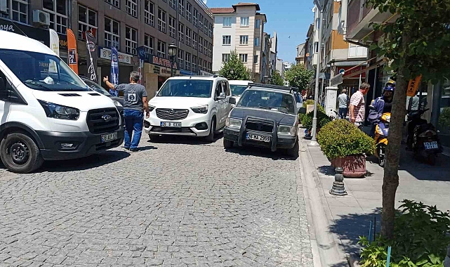 Yol ortasına bırakılan araç trafiği tıkadı