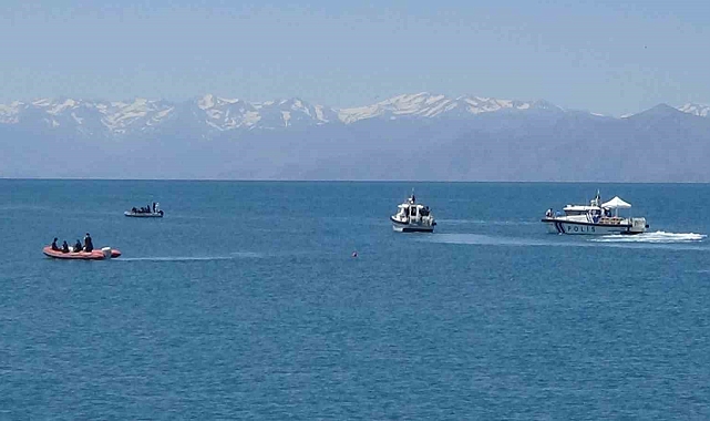 Yüzmek için Van Gölü'ne girdikten sonra kaybolan gencin arama çalışmaları sürüyor