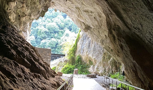 Zonguldak'ta Gökgöl Mağarası Bayramda Ziyaretçi Akınına Uğradı