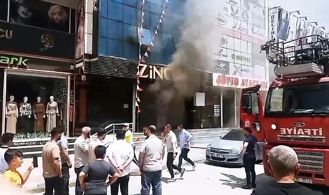 5 katlı giyim ve ayakkabı mağazasında yangın çıktı