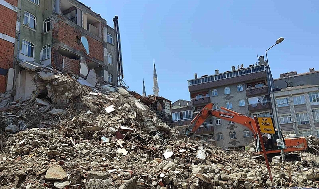 6 katlı bir binanın yıkımı sırasında 5'er katlı iki bina hasar gördü