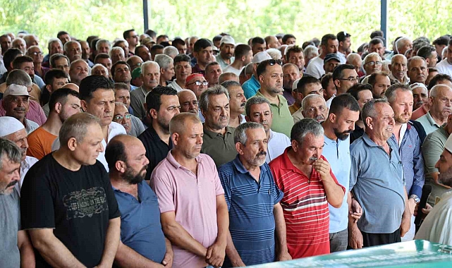 Adana'da köprüden baraj gölüne düşen otomobilde hayatını kaybeden aile, toprağa verildi