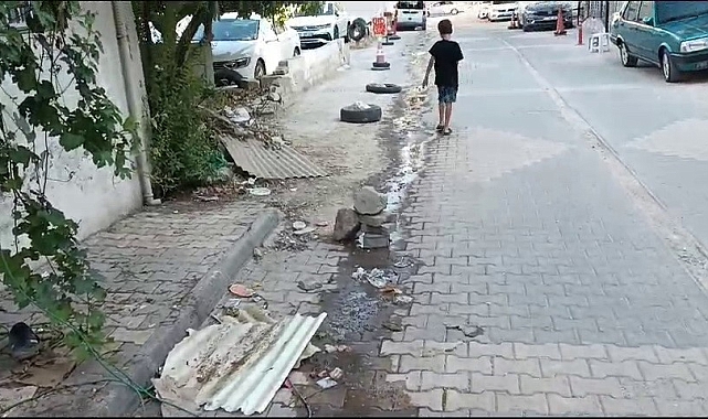 Adıyaman'da, patlayan lağım borusundan cadde ve sokaklara akan pis su kokuya neden oldu