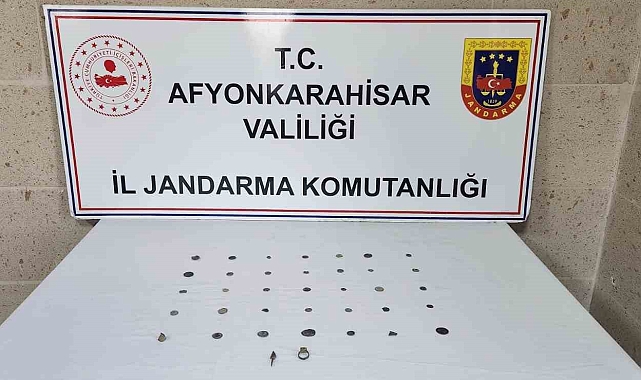 Afyonkarahisar'da jandarma 34 adet sikke ile 3 obje ele geçirdi