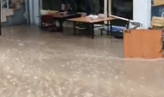 Alt yapı çöktü, vatandaşlar masların üzerine çıktı