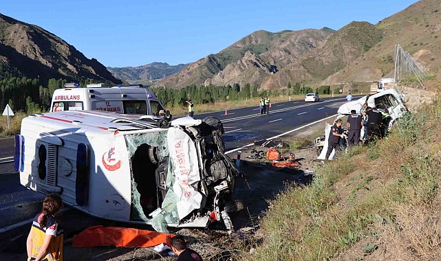 Ambulans ile hafif ticari araç çarpıştı: 4 kişi öldü