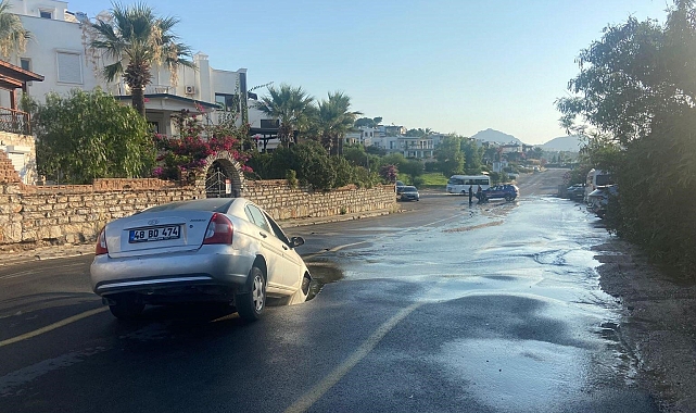Ana isale hattı patlağı sonrası oluşan çukura otomobil düştü