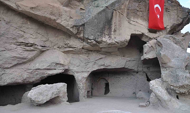 Ani Ören Yeri'nde ilk kaya mescidi gün yüzüne çıkarıldı