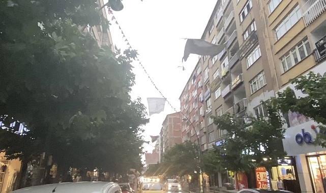 Aniden gelen rüzgar ve fırtına, Elazığlılara zor anlar yaşattı