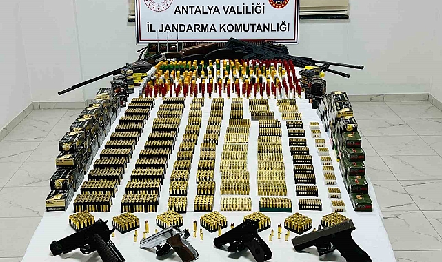 Antalya'da operasyon düzenlenen ev, mühimmat deposunu aratmadı