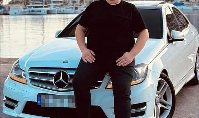 Antalya'nın Kumluca İlçesinde Otomobil Refüjdeki Direk Ve Ağaca Çarptı: 2 Ölü