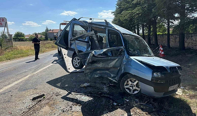 Araçlar kafa kafaya çarpıştı, 2 kişi öldü