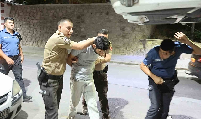 Aranması olan şahıs gazetecilere saldırmak istedi