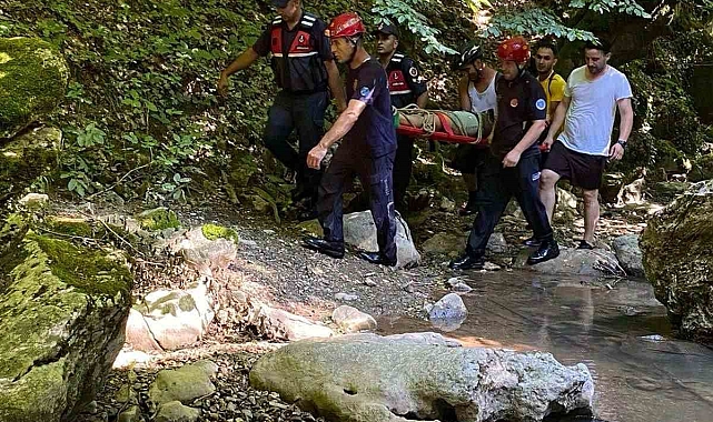 Arkadaşlarıyla gezmeye çıkan bir kadın, fotoğraf çekilirken kanyondaki kayalıklardan düştü