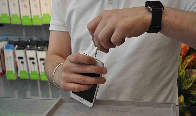 Aşırı sıcak havada cep telefonlarının uzun süreli şarjda bırakmayın