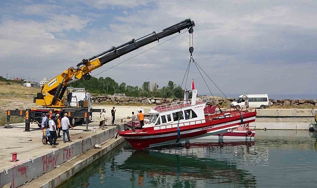 Av Sezonu İçin Bakımları Yapılan Tekneler Göle İndirildi