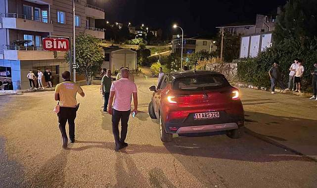 Bilecik'te Seyir Halinde Kontrolden Çıkan Araç Kaldırımda Yürüyen Yayanın Ayağını Ezdi