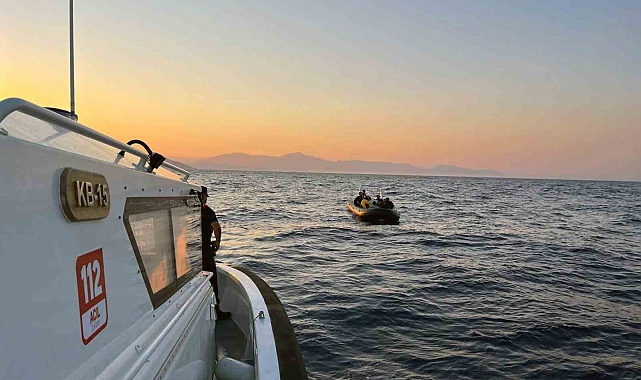 Bindikleri lastik botun motor arızalanan göçmenler kurtarıldı