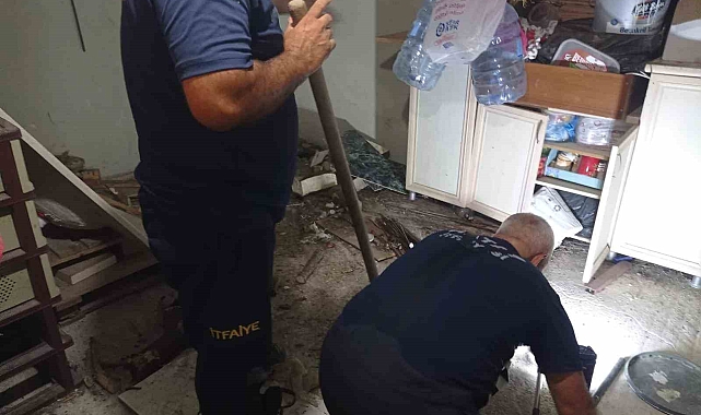 Bir depoya giren yılan, itfaiye ekipleri tarafından özel aparatla yakalandı