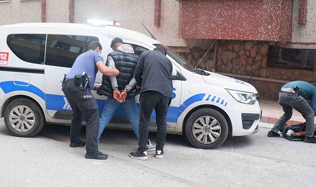 Bir grup genç arasında çıkan kavgada kan aktı
