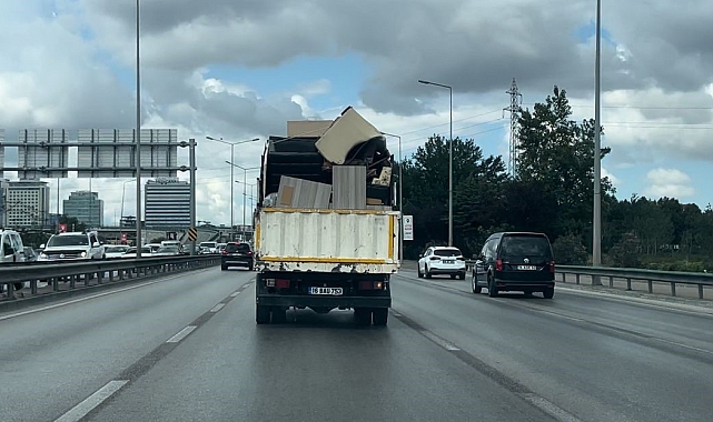 Bir nakliye firması yaptığı taşımacılıkla görenleri hayrete düşürdü