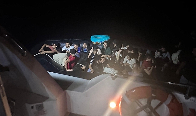 Botun motor arızası nedeniyle sürüklenen 4'ü çocuk 33 düzensiz göçmen kurtarıldı