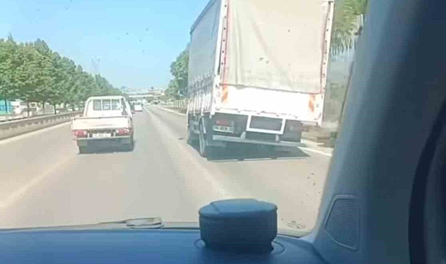 Bursa'da trafikte yan giden kamyon görenleri hayrete düşürdü