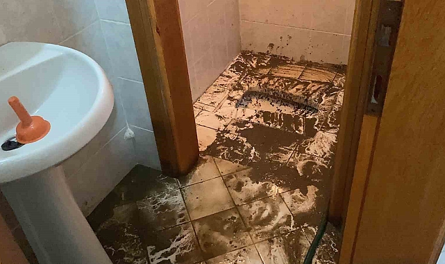 Caddeler dereye dönerken, 34 evi su bastı